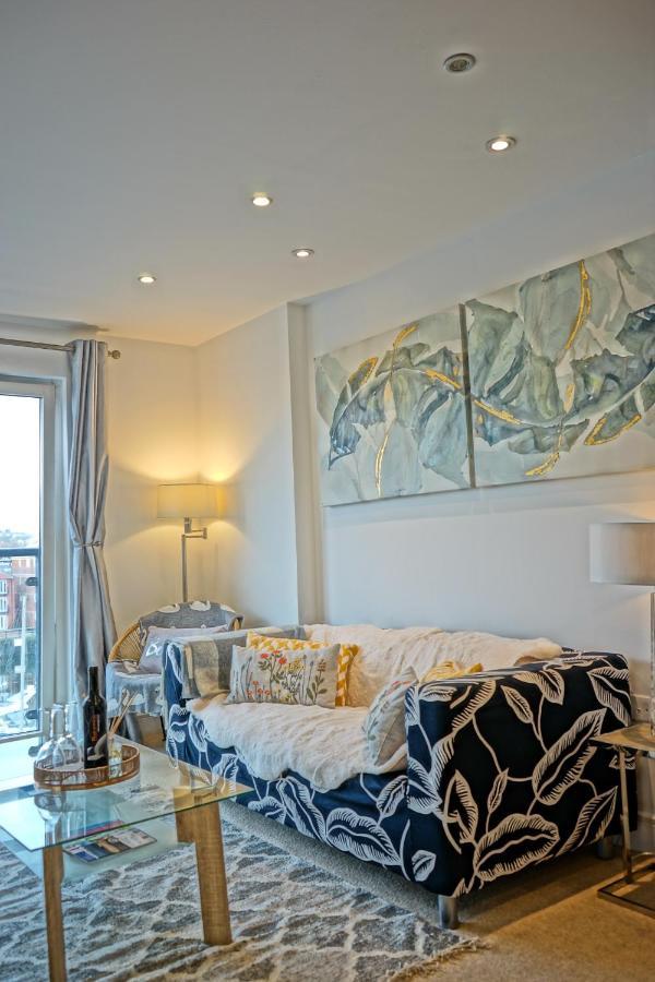 Soak Up The Light At A Soothing, Stylish Apartment In Swansea Marina Dış mekan fotoğraf