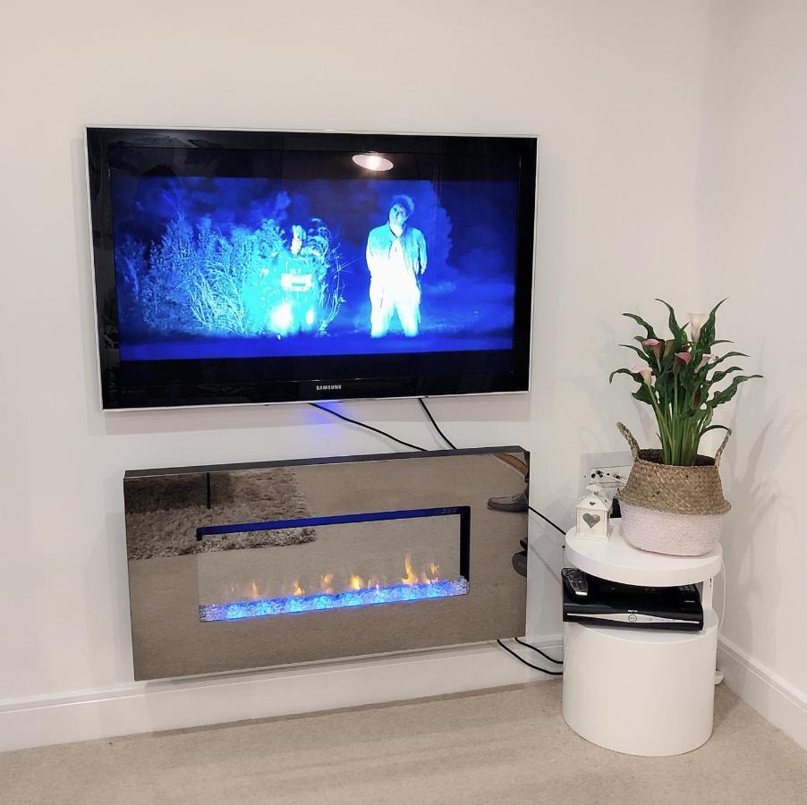 Soak Up The Light At A Soothing, Stylish Apartment In Swansea Marina Dış mekan fotoğraf