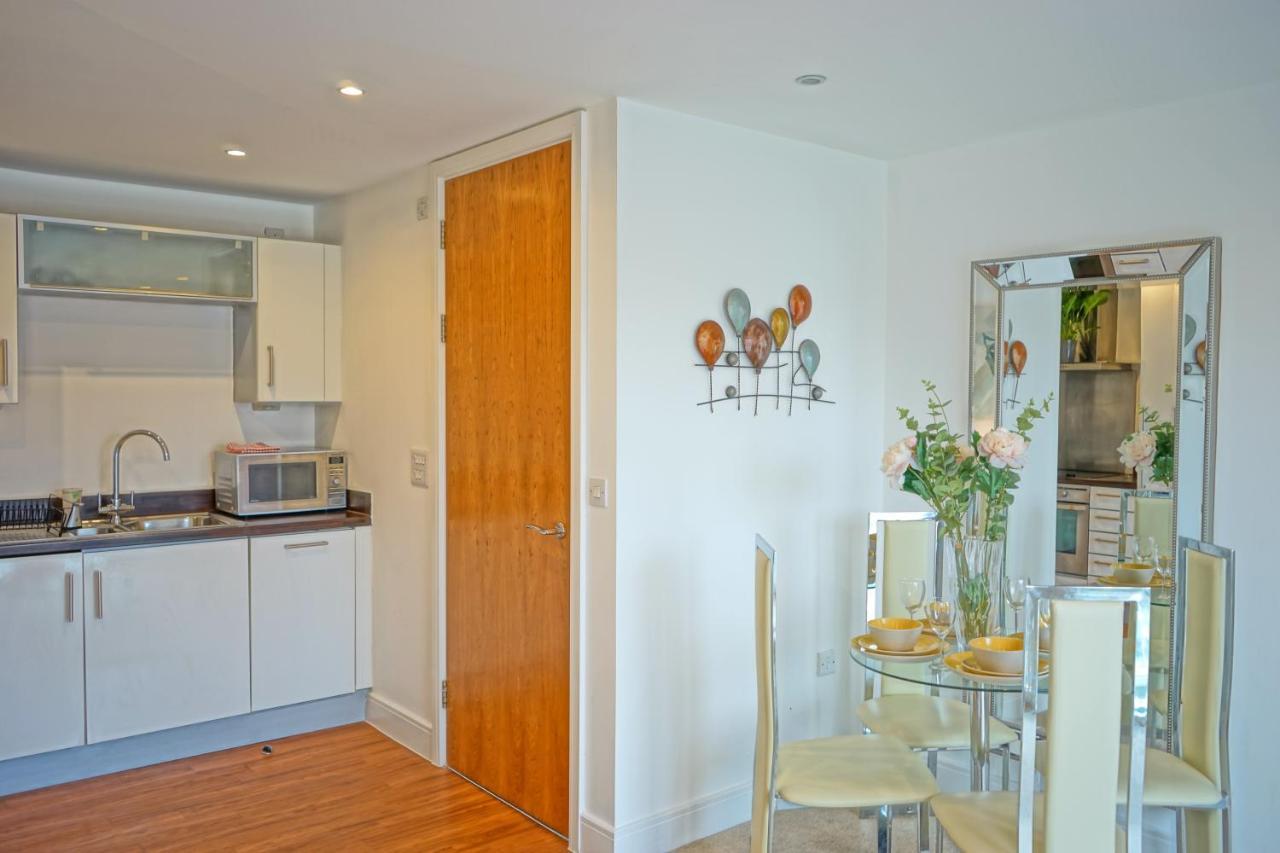 Soak Up The Light At A Soothing, Stylish Apartment In Swansea Marina Dış mekan fotoğraf