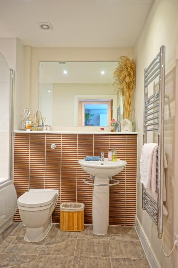 Soak Up The Light At A Soothing, Stylish Apartment In Swansea Marina Dış mekan fotoğraf