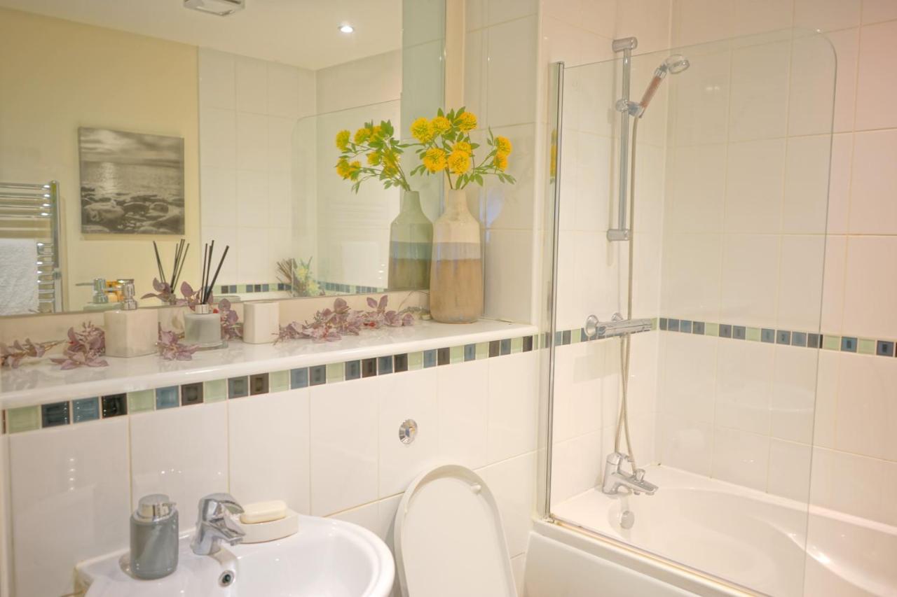 Soak Up The Light At A Soothing, Stylish Apartment In Swansea Marina Dış mekan fotoğraf