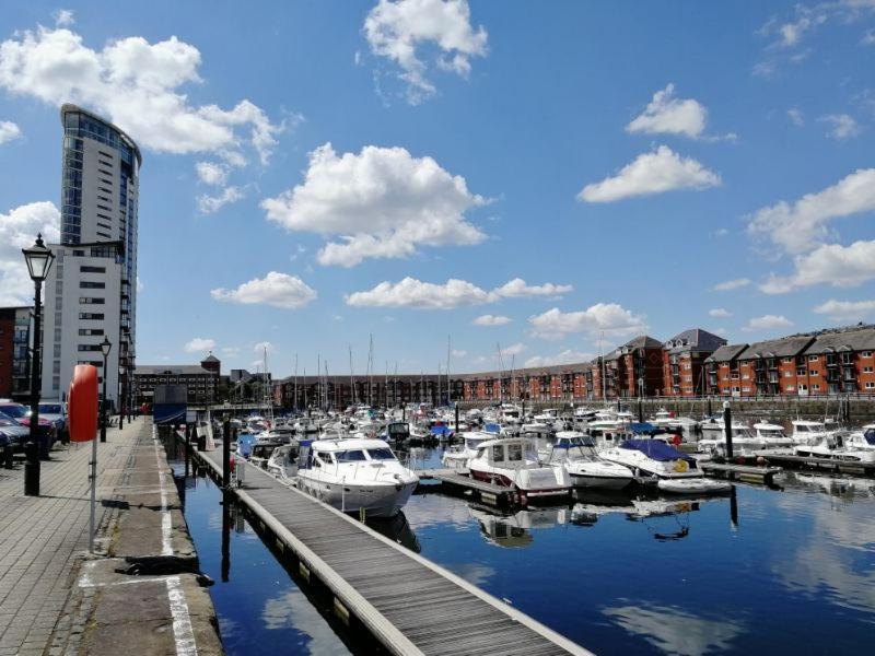 Soak Up The Light At A Soothing, Stylish Apartment In Swansea Marina Dış mekan fotoğraf