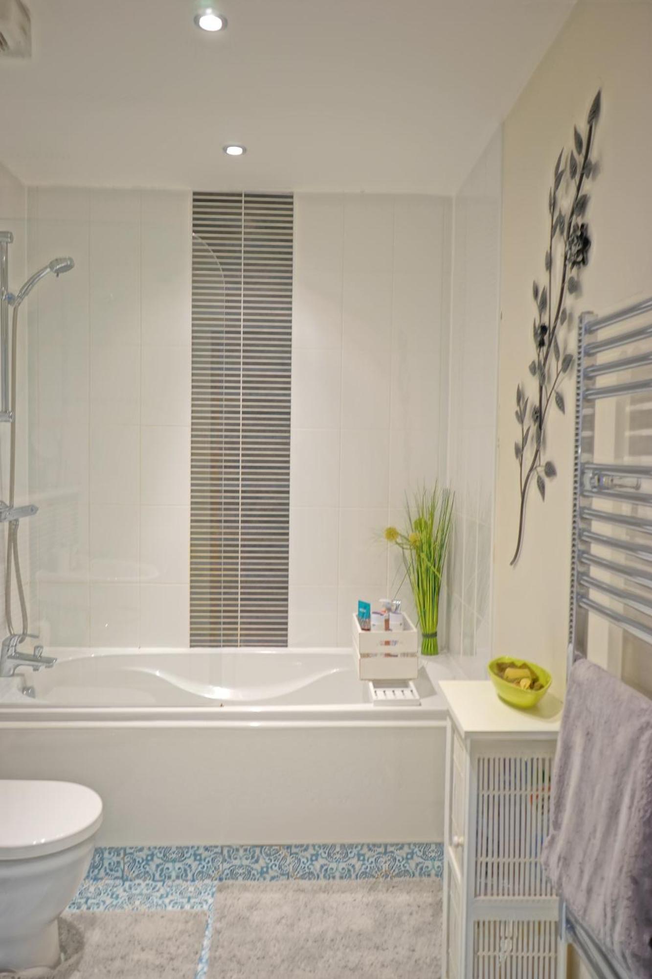 Soak Up The Light At A Soothing, Stylish Apartment In Swansea Marina Oda fotoğraf