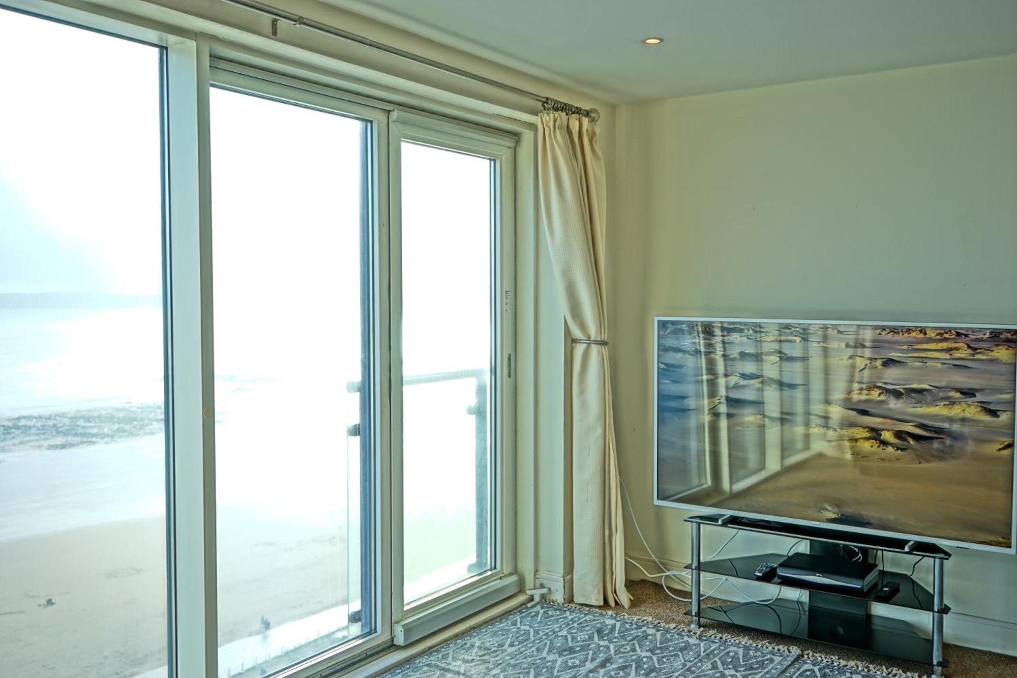 Soak Up The Light At A Soothing, Stylish Apartment In Swansea Marina Oda fotoğraf