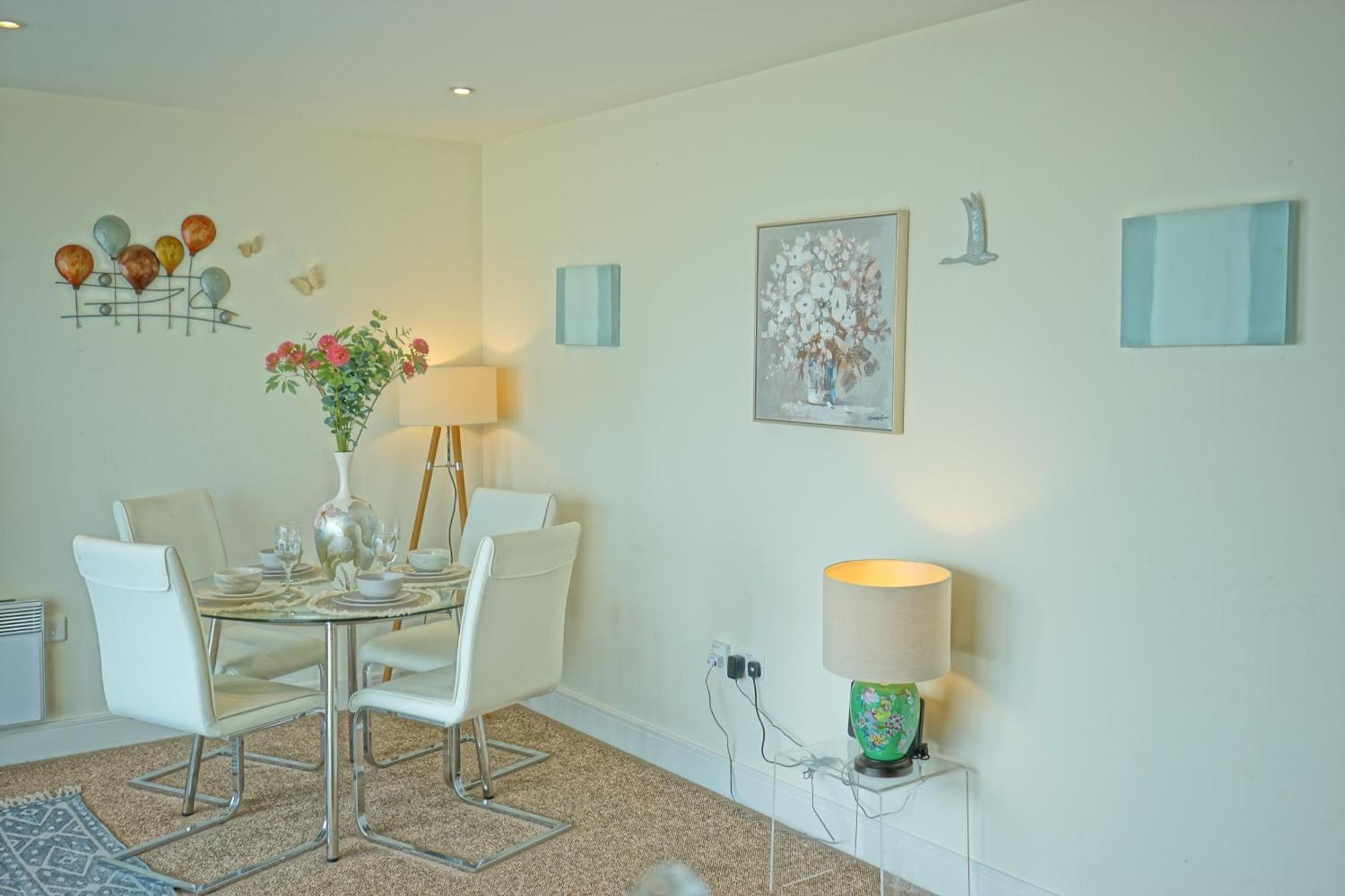 Soak Up The Light At A Soothing, Stylish Apartment In Swansea Marina Oda fotoğraf